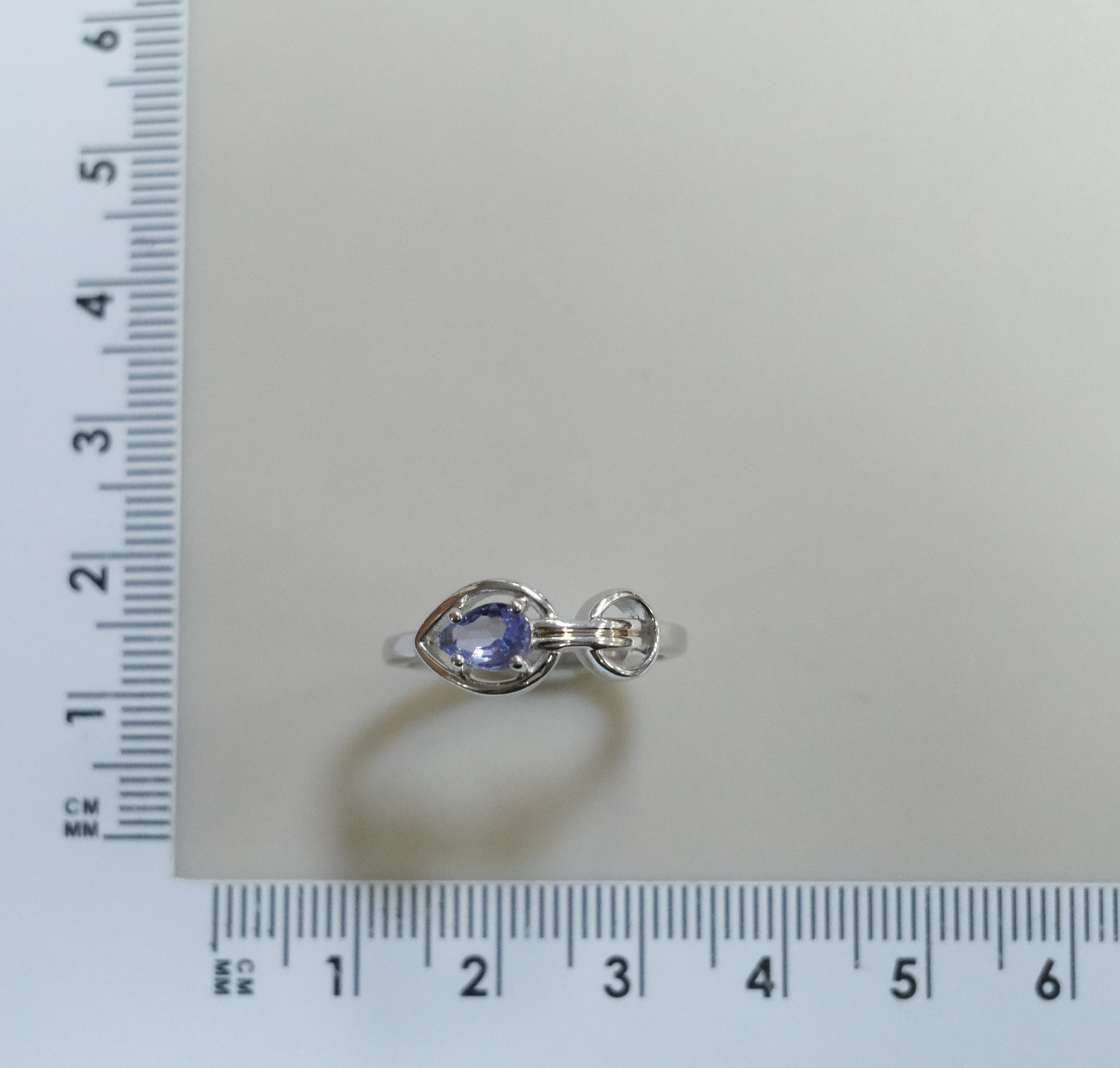 Серебряное кольцо с танзанитом